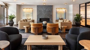 Un espace de détente moderne avec des canapés, des fauteuils et une table basse.