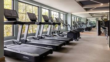Ein Fitnessstudio mit mehreren Laufbändern, Ergometer und weiteren Trainingsgeräten.