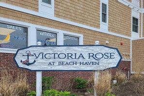 Schild für 'Victoria Rose at Beach Haven' mit maritimem Design, einschließlich eines Ankers und Rosen.