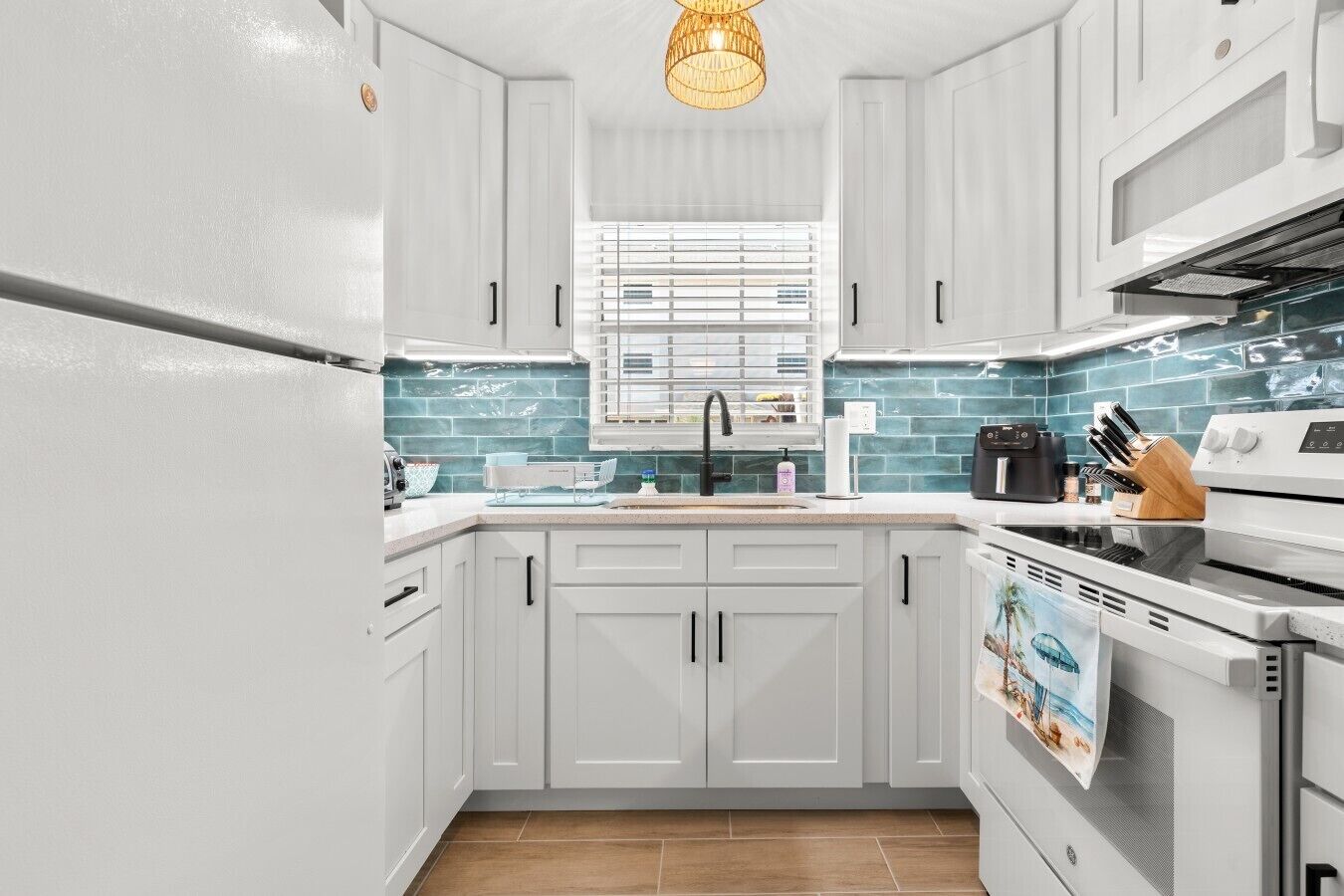 Coffee/tea maker, fridge, oven, stovetop