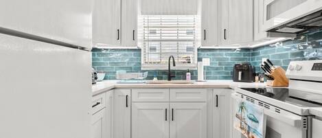 Coffee/tea maker, fridge, oven, stovetop