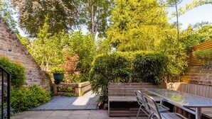 Outdoor dining - Stylish bright apartment with private garden (London)