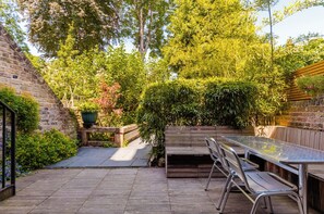 Outdoor dining - Stylish bright apartment with private garden (London)