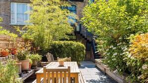 Outdoor dining - Stylish bright apartment with private garden (London)