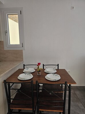Luxury Apartment, Sea View | Dining room