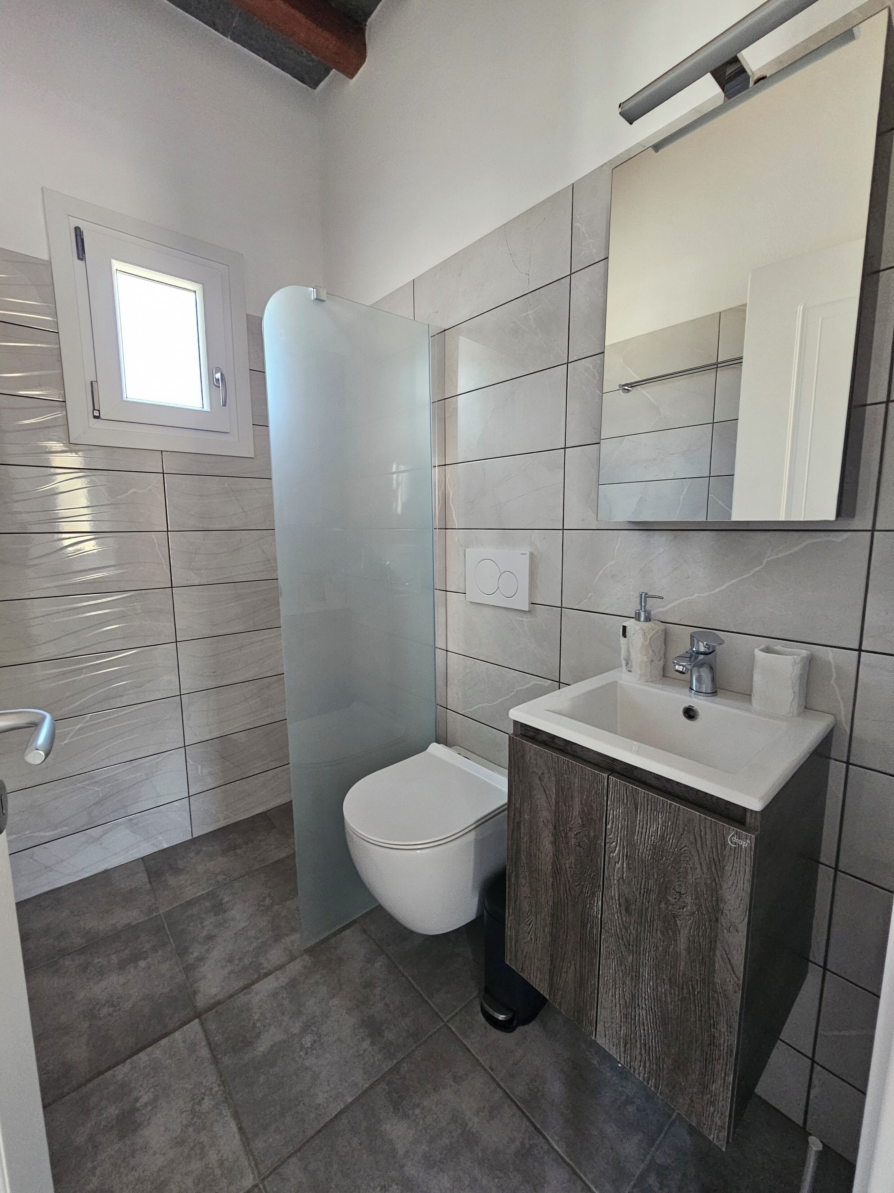 Dusche, Regendusche, kostenlose Toilettenartikel, Haartrockner