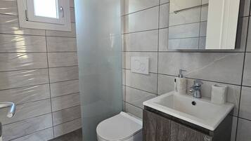 Dusche, Regendusche, kostenlose Toilettenartikel, Haartrockner