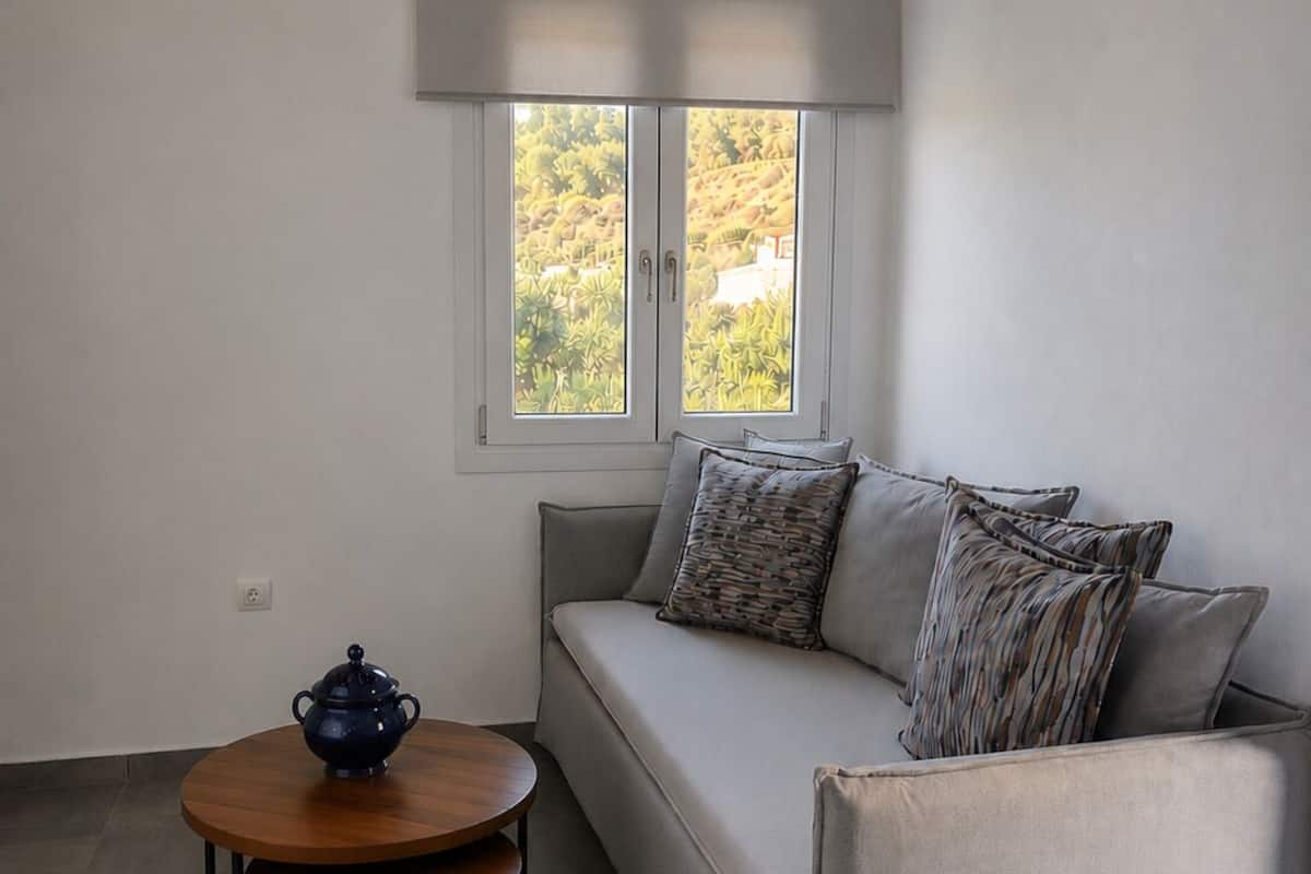 Dúplex de lujo, vista al mar | Área de sala de estar | Smart TV de 43 pulgadas con canales digitales