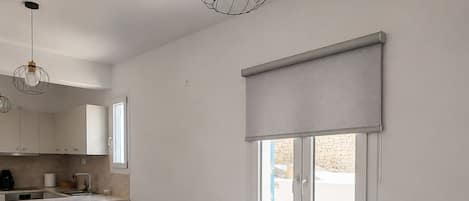 Departamento de lujo, vista al mar | Área de sala de estar | Smart TV de 43 pulgadas con canales digitales