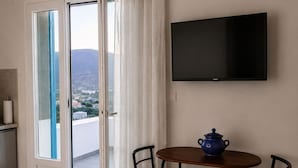 Luxury Studio, Sea View | Dining room