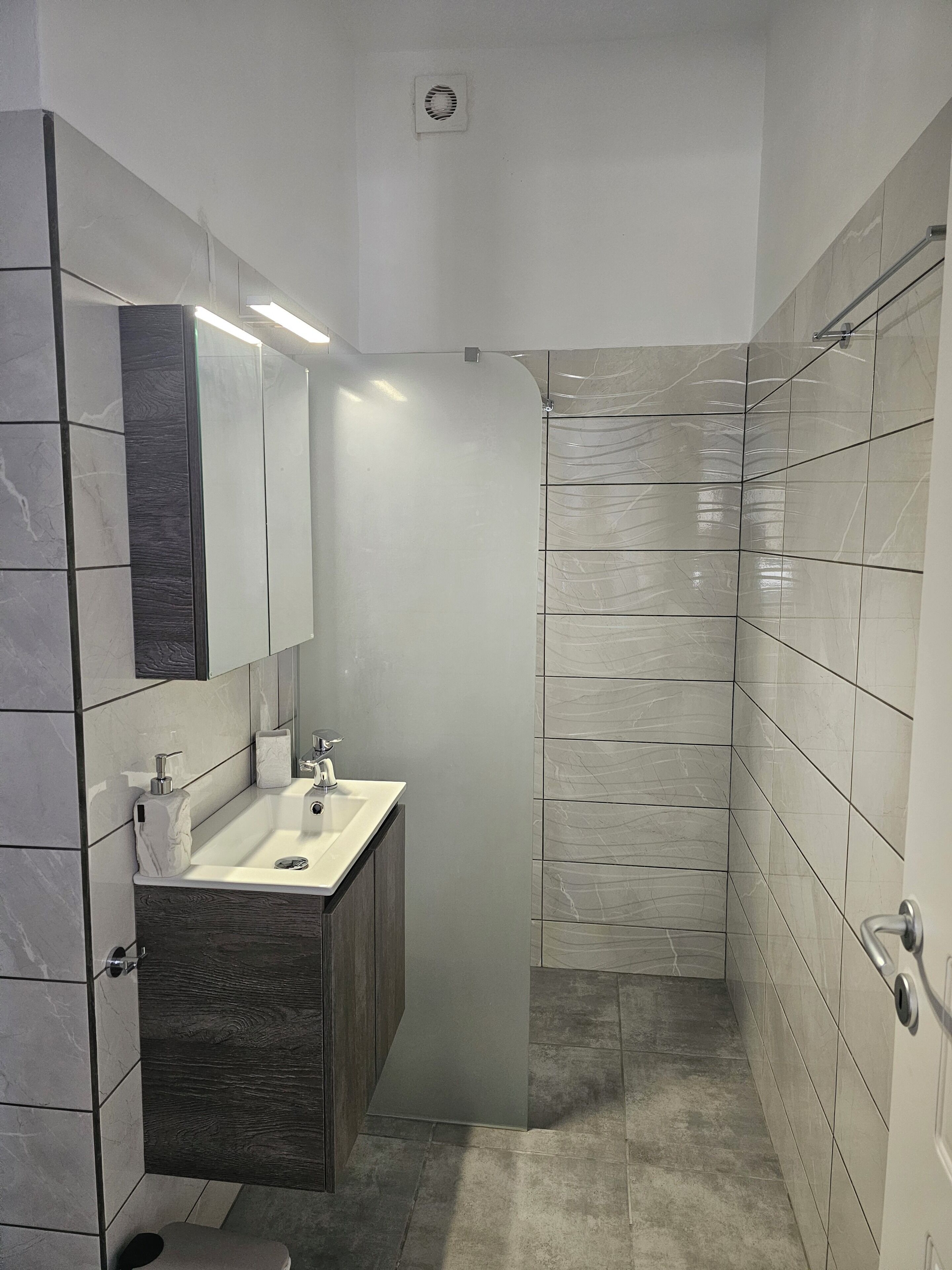 Shower, rainfall showerhead, free toiletries, hair dryer