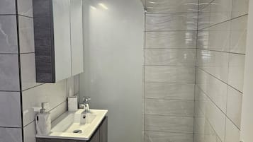 Shower, rainfall showerhead, free toiletries, hair dryer