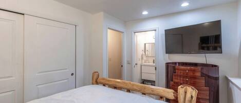 4 bedrooms, desk, iron/ironing board, travel cot