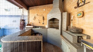 Ein Backofen mit Schornstein, eine Hängeleuchte und ein Schild an der Wand.