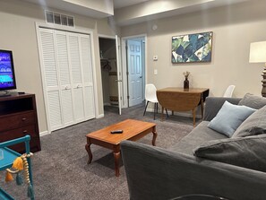 Living area - Cozy 1 BR /Uptown Lakes Area-/Your Minneapolis Home! Walk to everything! Dog OK! (Minneapolis)