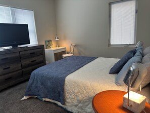 Room - Cozy 1 BR /Uptown Lakes Area-/Your Minneapolis Home! Walk to everything! Dog OK! (Minneapolis)