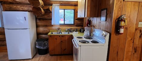 Cafetera y tetera, refrigerador, microondas y horno