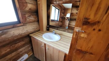 Douche, serviettes fournies, savon, papier toilette