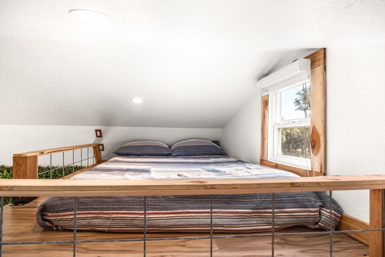2 bedrooms, desk, iron/ironing board, travel crib