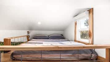 2 bedrooms, desk, iron/ironing board, travel crib