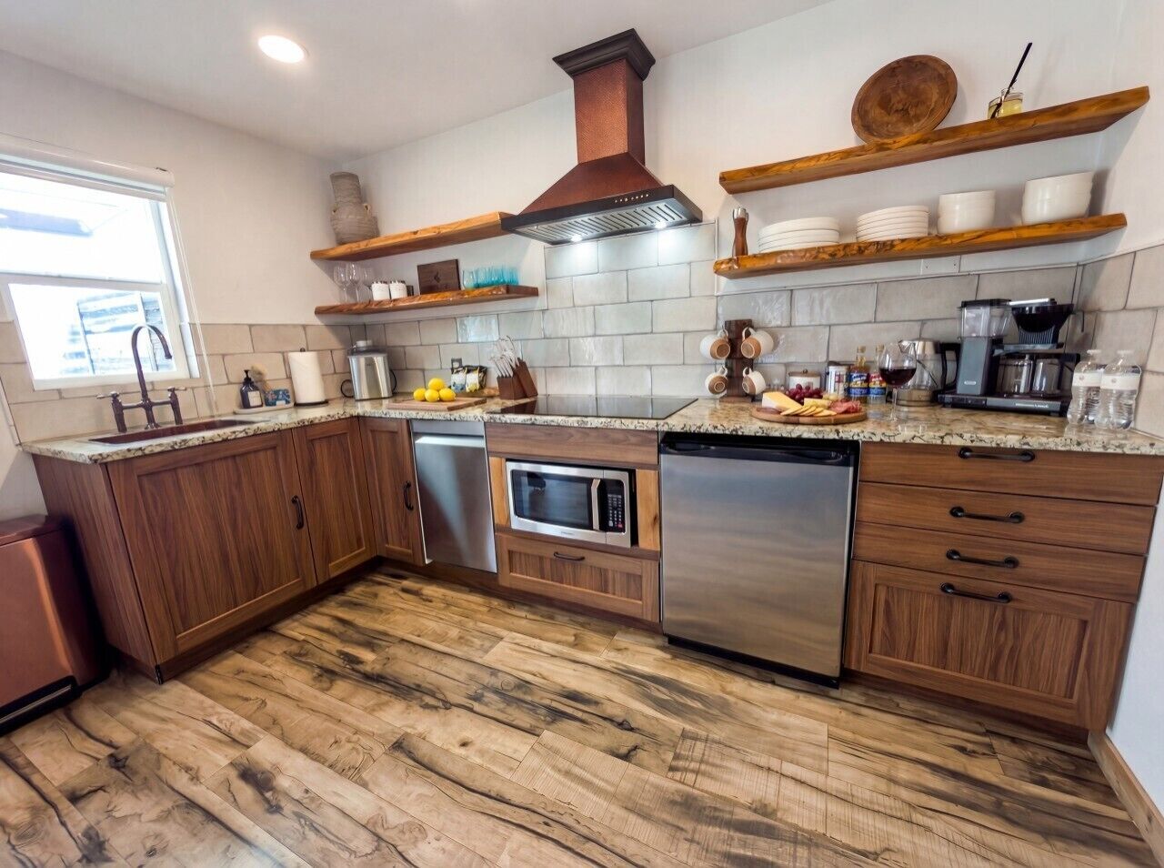 Coffee/tea maker, fridge, microwave, oven