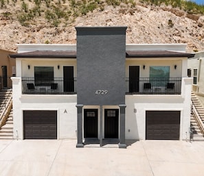 Un edificio di due piani con un balcone e un garage, con il numero '4729' ben visibile.