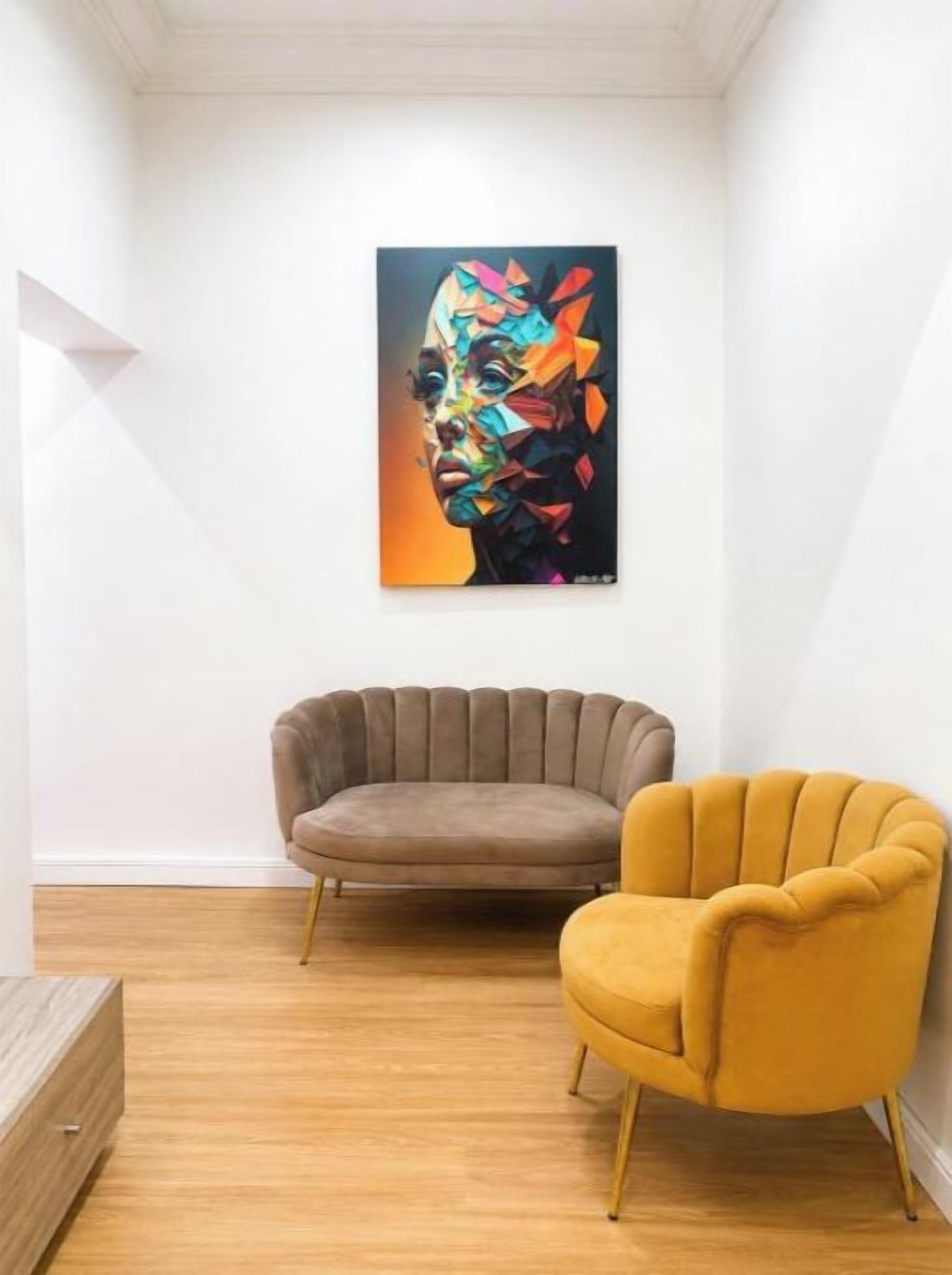 Ein Zimmer mit Holzboden, einem braunen Sofa, einem senfgelben Sessel und einem farbenfrohen abstrakten Gemälde an der Wand.