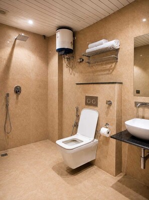 Chambre Supérieure | Salle de bain | Douche, serviettes fournies, savon, shampoing