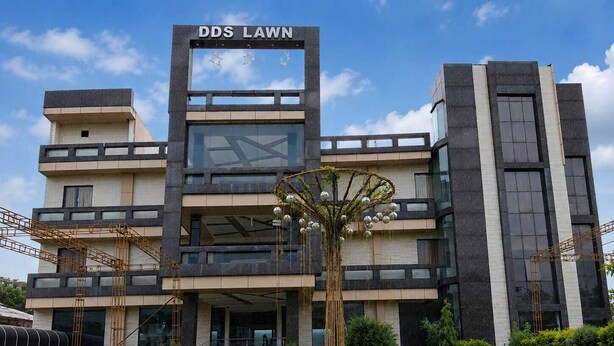 Un edificio de varios pisos con un letrero que dice 'DDS LAWN'.