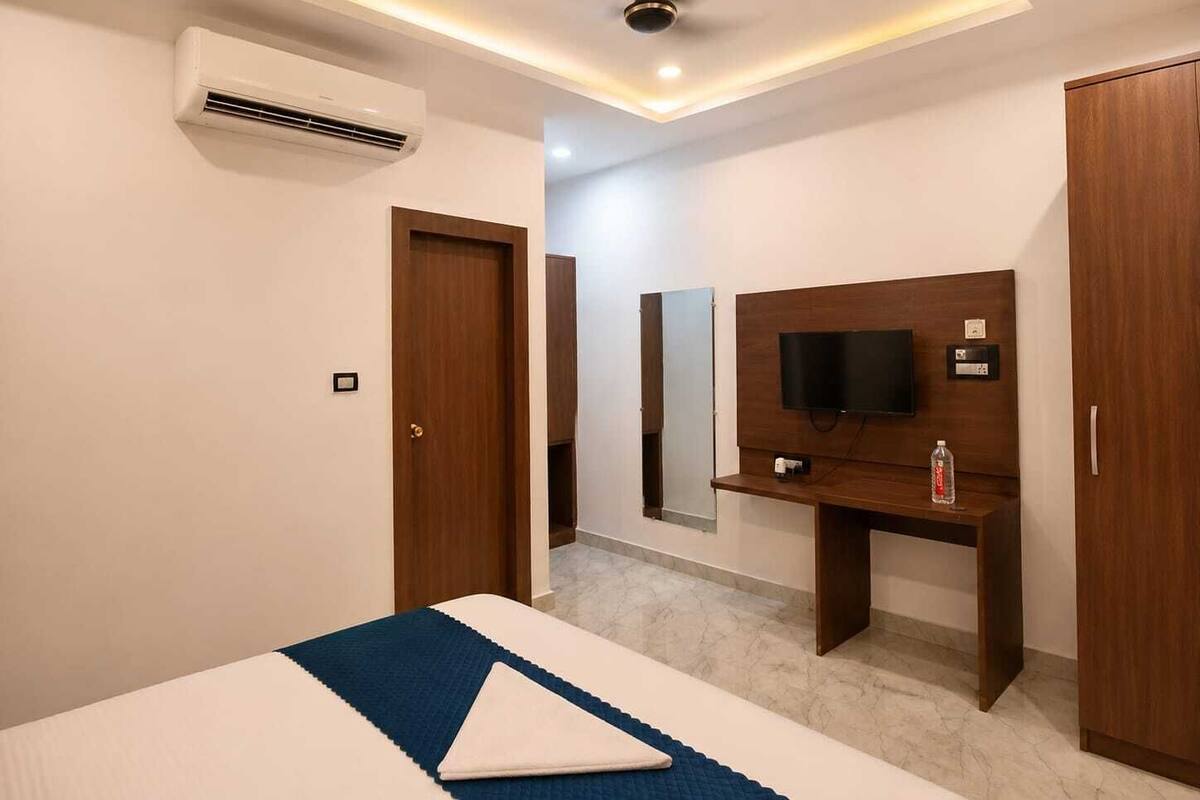 Habitación superior | Caja de seguridad en la habitación y escritorio 