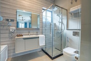 Combined shower/bathtub, hair dryer, towels, toilet paper - Opulent Villa Nuwara Eliya (Nuwara Eliya)