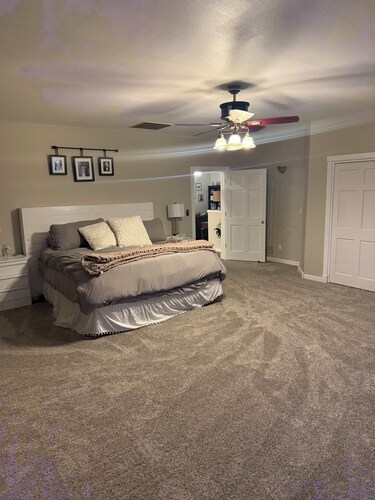Spacious 5-bedroom house in beautiful Gillette with AC