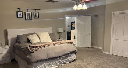 Spacious 5-bedroom house in beautiful Gillette with AC