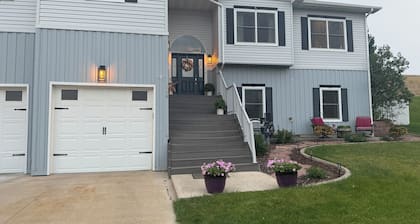 Spacious 5-bedroom house in beautiful Gillette with AC