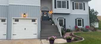 Spacious 5-bedroom house in beautiful Gillette with AC