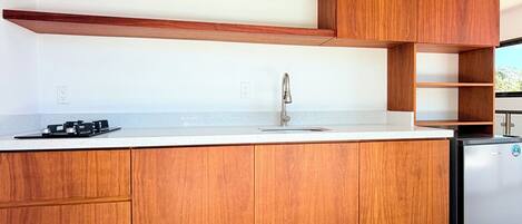 Coffee/tea maker, fridge, microwave, oven