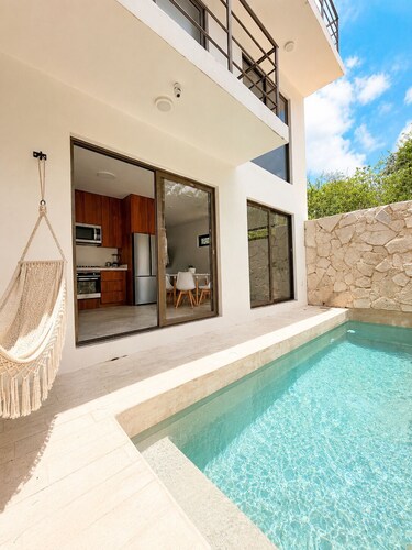 Villa with a private pool very close to the beach