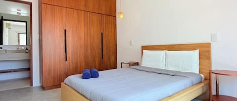 4 habitaciones, escritorio, tabla de planchar con plancha y wifi gratis