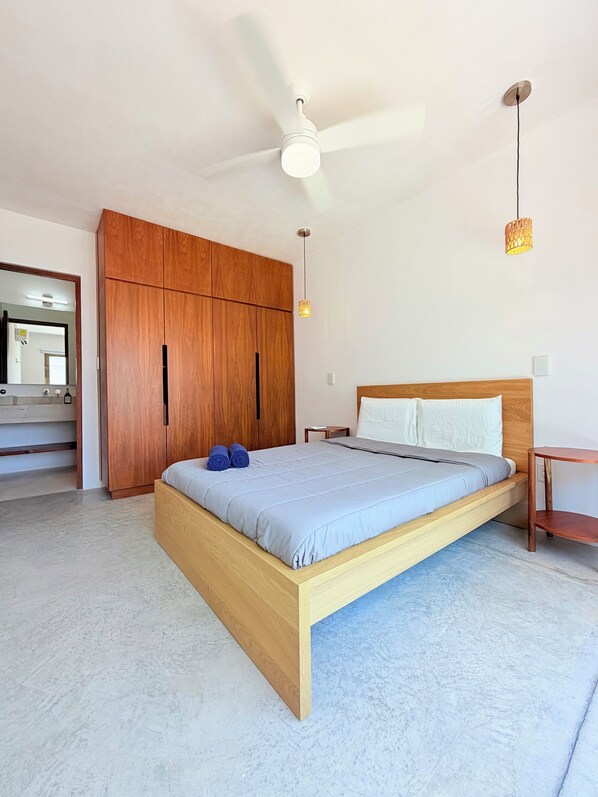 4 chambres, bureau, fer et planche à repasser, accès au Wi-Fi (inclus)
