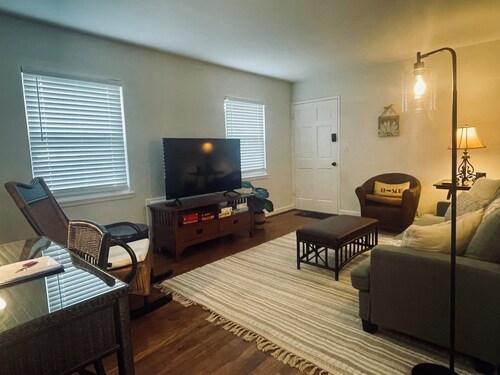 Comfortable and Convenient 2-Bedroom Condo in Historic Ardmore