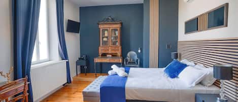 In-room safe, desk, laptop workspace, blackout curtains