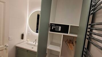 Kamar Double atau Twin Comfort, pemandangan kota | Kamar mandi | Sandal, handuk, sabun, dan sampo