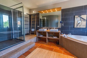 Salle de bain | Chaussons, serviettes fournies, savon, shampoing