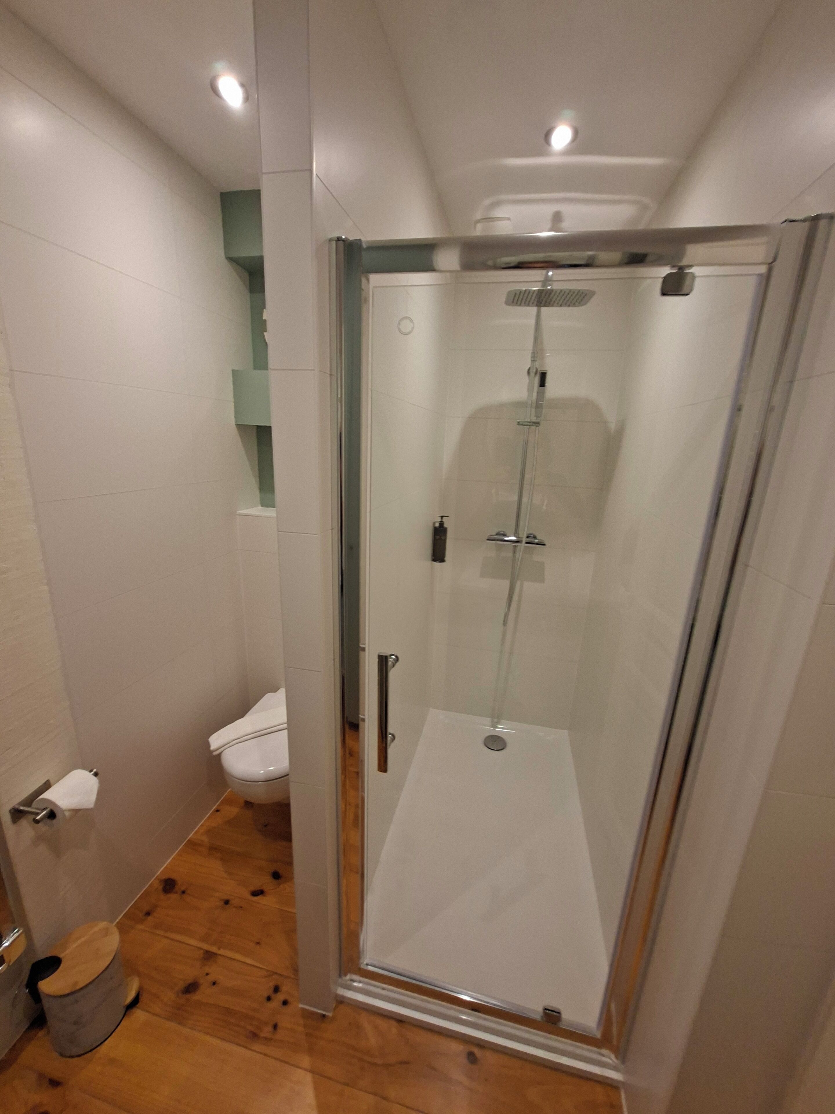 Suite Marguerite, vue sur la rue | Salle de bain