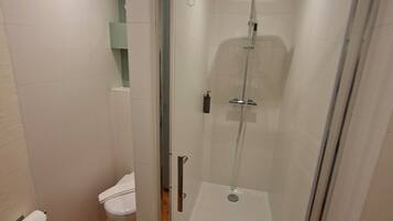 Suite Marguerite, vue sur la rue | Salle de bain