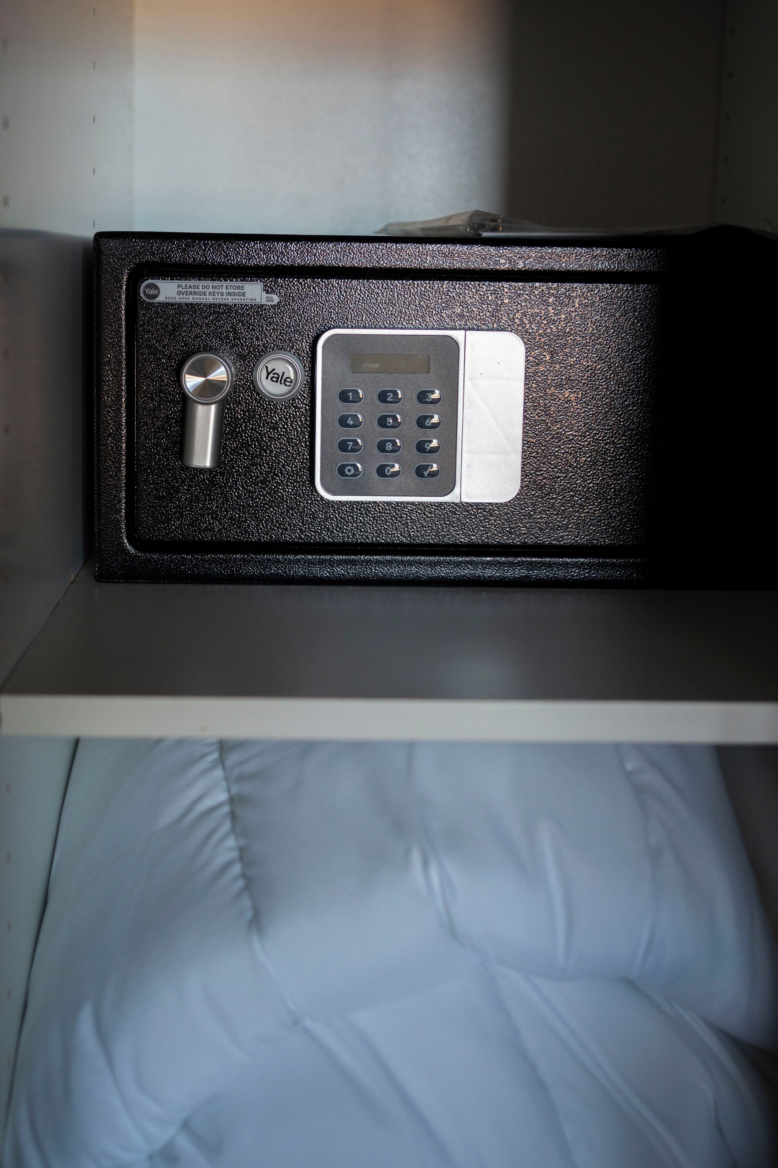 Una caja de seguridad Yale con un dial de combinación y una ranura para llave.