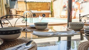 Una mesa de comedor con cuencos, cubiertos y una servilleta.