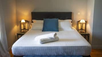 Comfort-Doppelzimmer, Poolblick | Zimmersafe, Schreibtisch, laptopgeeigneter Arbeitsplatz