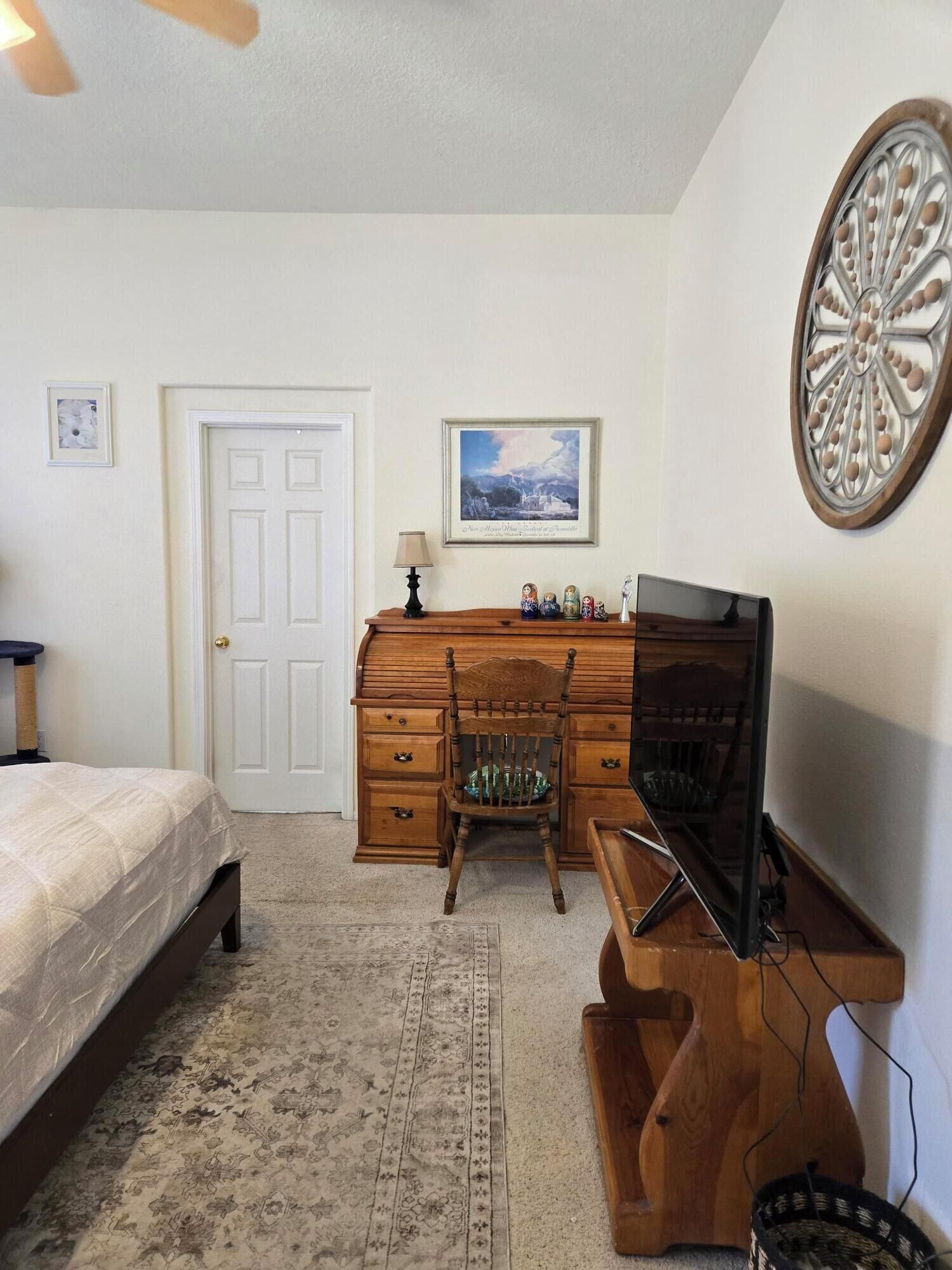 3 bedrooms, desk, iron/ironing board, WiFi (free)