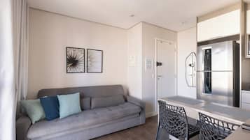 Leilighet – comfort, 1 dobbeltseng med sovesofa, balkong, byutsikt | Oppholdsområde